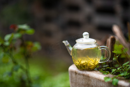 茶壶水墨手绘摄影照片_茶壶下午茶壶室外品茶摄影图配图