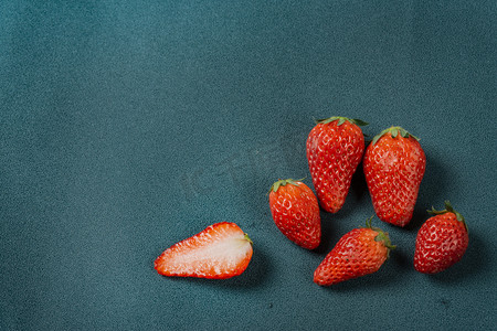 美食水果鲜甜红色草莓摄影图配图