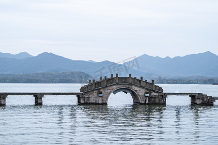 天安们建筑摄影照片_风光白天桥湖拍摄摄影图配图