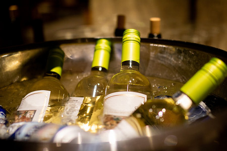 餐饮夜晚冰水里的葡萄酒餐厅静物摄影图配图