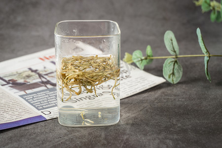 花摄影照片_玻璃杯花草茶泡水金银花清火茶摄影图配图