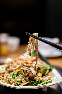 脆皮肉沫豆腐摄影照片_美食午餐时间鱼皮餐厅夹起食物摄影图配图