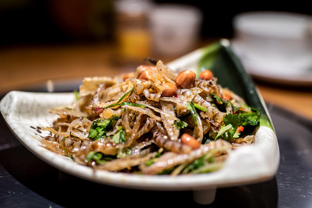 脆皮肉沫豆腐摄影照片_美食午餐时间一碟鱼皮餐厅静物摄影图配图