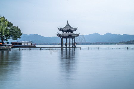 杭州景点摄影照片_风光白天亭湖拍摄摄影图配图
