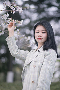 春天樱花写真制服美女女孩浪漫摄影图配图