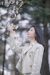 樱花写真女孩制服浪漫美女摄影图配图