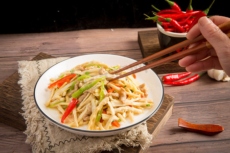 餐饮菜单摄影照片_中餐炒菜竹笋笋丝小米辣摄影图配图