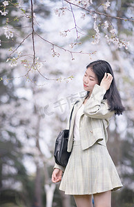 制服女生摄影照片_樱花美女写真制服上学学生摄影图配图