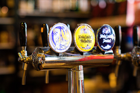 啤酒美食摄影照片_啤酒下午啤酒机室内喝酒摄影图配图
