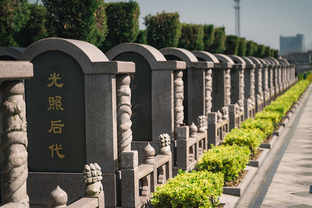 清明祭拜摄影照片_墓地清明墓碑烈士扫墓摄影图配图