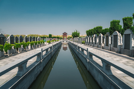 清明祭拜摄影照片_墓园清明扫墓墓地陵园摄影图配图