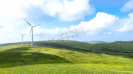 草原风力发电机上午草原夏季素材摄影图配图