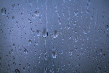 忧郁摄影照片_下雨雨后雨水玻璃车内下雨摄影图配图