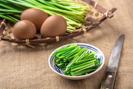 美食白天韭菜麻布上摆放摄影图配图