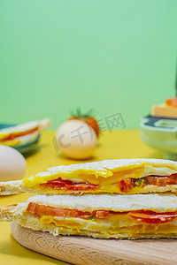 鸡蛋番茄三明治早晨三明治室内静物摄影图配图