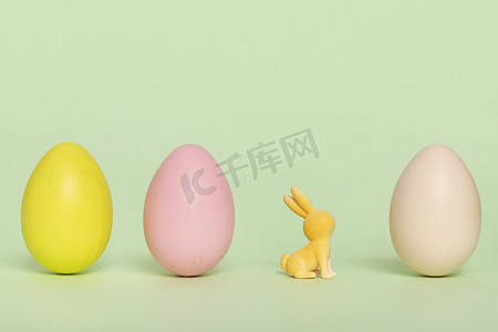 复活节节日彩蛋兔子创意绿色背景静物摄影图配图