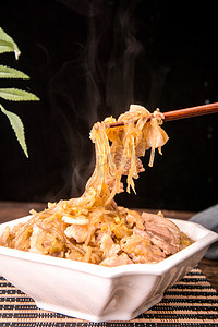 美食白天猪肉酸菜炖粉条黑背景夹起摄影图配图