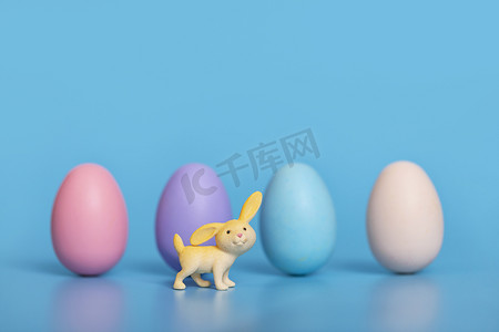 彩蛋蓝色摄影照片_复活节西方节日兔子彩蛋创意蓝色背景静物摄影图配图