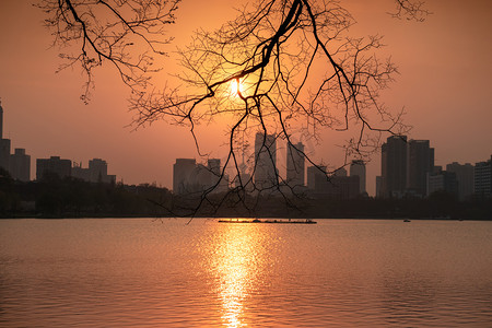 南京玄武湖夕阳傍晚日落建筑黄昏晚霞风景摄影图配图