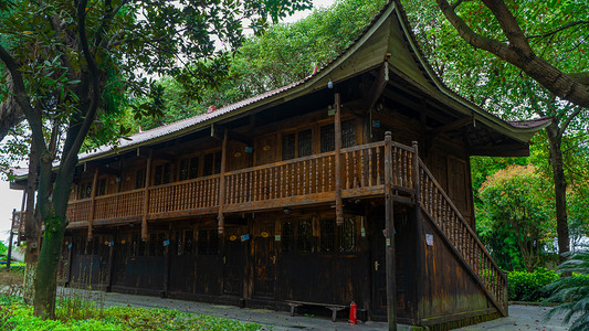 乡村的木屋春天白天木房子农村搭建摄影图配图