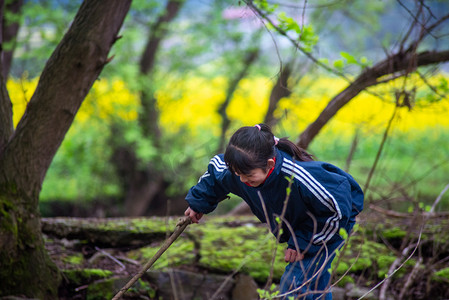 悦享心时代摄影照片_小女孩子放学回家春天小姑娘油菜花地里玩耍摄影图配图