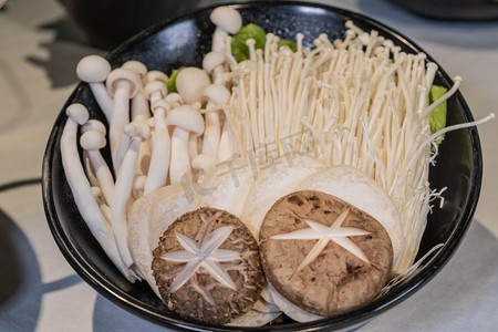 火锅自助摄影照片_美食中午一盘金针菇自助餐厅用餐摄影图配图