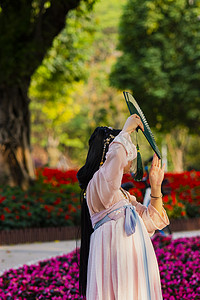 中春天国风摄影照片_白天户外一位古装美女在花园里游玩摄影图配图