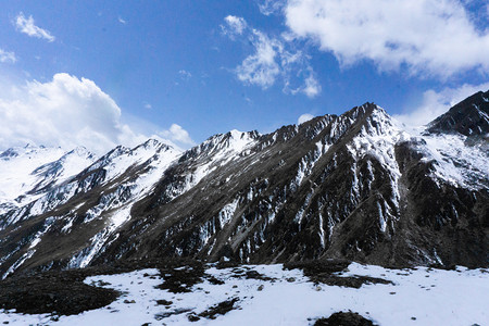 冬季山摄影照片_自然风光冬季晴天险峻山峰雪山高清摄影图配图