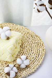 黄色棉毛巾和棉花球下午毛巾棉花球室内静物摄影图配图