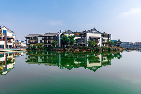 旅游酒店摄影照片_小桂湖摄影图上午建筑室外旅游摄影图配图