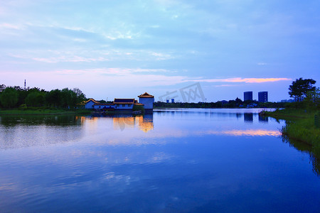 中式湖摄影照片_傍晚的公园