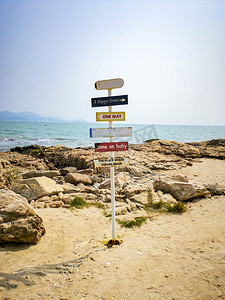 指示牌摄影照片_深圳中午指示牌海边风光摄影图配图
