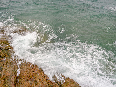 波浪海浪摄影照片_海边下午海水浪花礁石摄影图配图