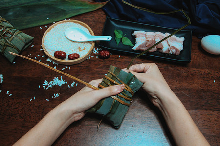 手拿粽子摄影照片_端午节粽子摆拍