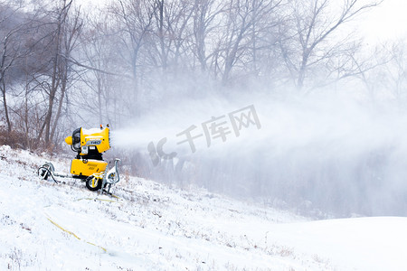 滑雪摄影照片_北方冬季冬天雾凇雪景雪地滑雪树挂