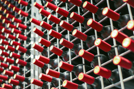 超市货架上的酒板起泡酒葡萄酒