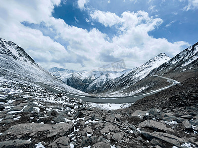 国风高清背景摄影照片_自然风景冬季雪山公路自然风光高清摄影图配图