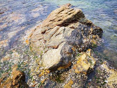 海上礁石石头海水海浪摄影图配图