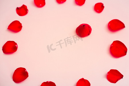 浪漫的室内玫瑰花瓣温馨表白摄影图配图