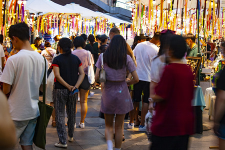 因就业哭泣的人摄影照片_疫情之后就业样板四川成都的地摊夜市集市