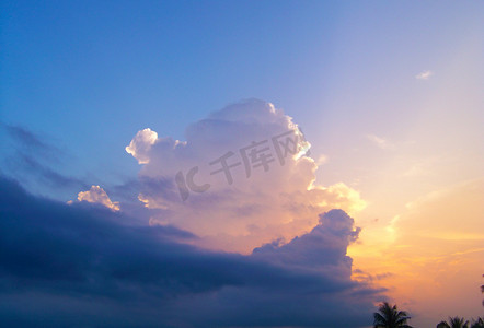 立夏字体素材摄影照片_阳光藏在云里面