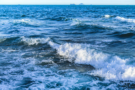 励志简约海报摄影照片_简约场景大海中的海浪