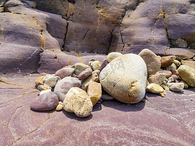 海边沙滩石头鹅卵石红色摄影图配图