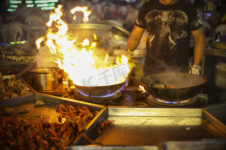 美食地摊经济摄影照片_地摊经济夜市美食街烧烤小吃