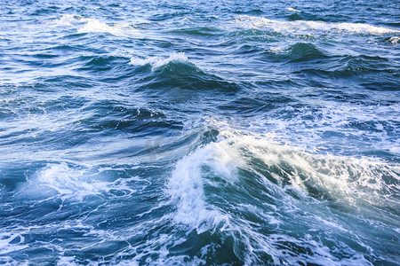 蓝色炫彩简约摄影照片_简约场景大海中的海浪