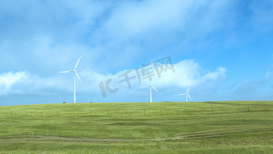 户外运动背景摄影照片_高山风力发电下午植被春季素材摄影图配图