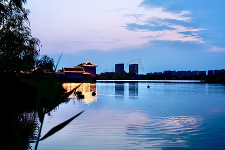 中式湖摄影照片_傍晚的公园