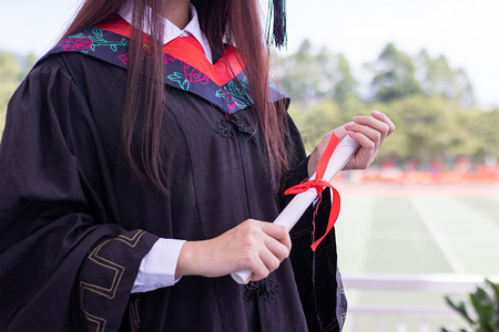 毕业学士服摄影照片_大学生毕业穿学士服毕业照