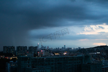 暴雨摄影照片_下雨交界线