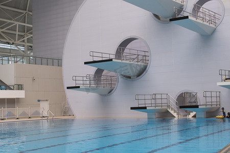 广西体育馆泳池跳水台摄影图